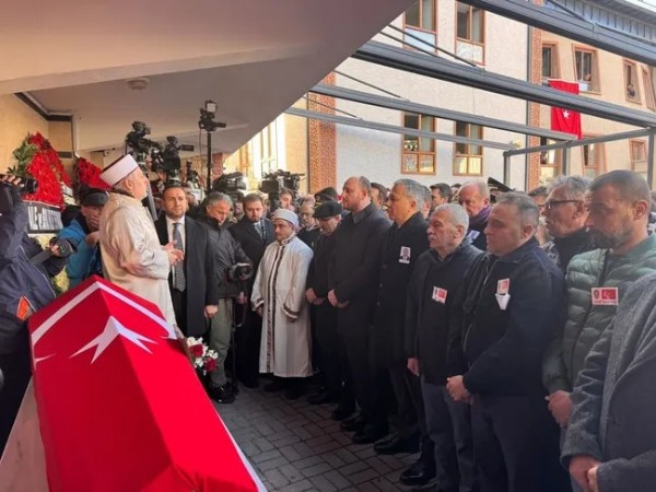 Bakan Yerlikaya, Yalova'daki çatışmada şehit olan polisin cenazesine katıldı